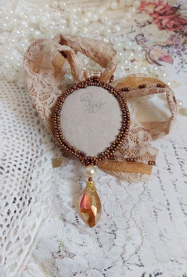 Pendant necklace Reflets de Rosée, pearly pearls, Swarovski crystal and lace.