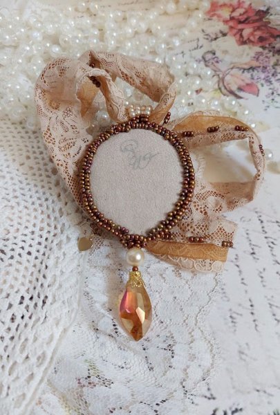 Pendant necklace Reflets de Ros&eacute;e, pearly pearls, Swarovski crystal and lace.