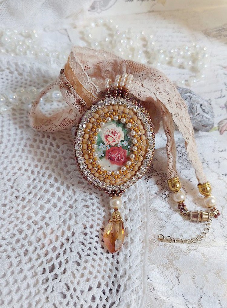 Pendant necklace Reflets de Rosée, pearly pearls, Swarovski crystal and lace.