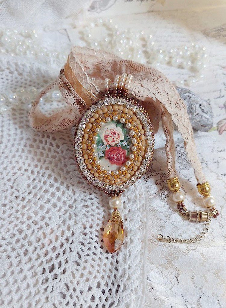 Pendant necklace Reflets de Rosée, pearly pearls, Swarovski crystal and lace.