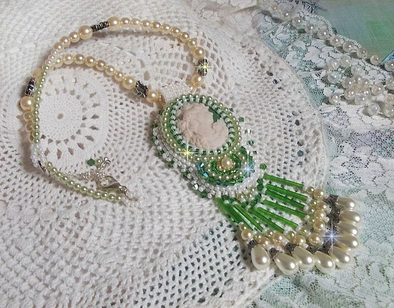 Pendant Seduction Charm embroidered with a resin cabochon of a woman with roses, Swarovski crystals and various beads