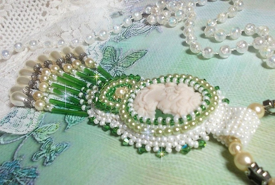 Pendant Seduction Charm embroidered with a resin cabochon of a woman with roses, Swarovski crystals and various beads