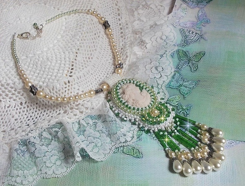 Pendant Seduction Charm embroidered with a resin cabochon of a woman with roses, Swarovski crystals and various beads