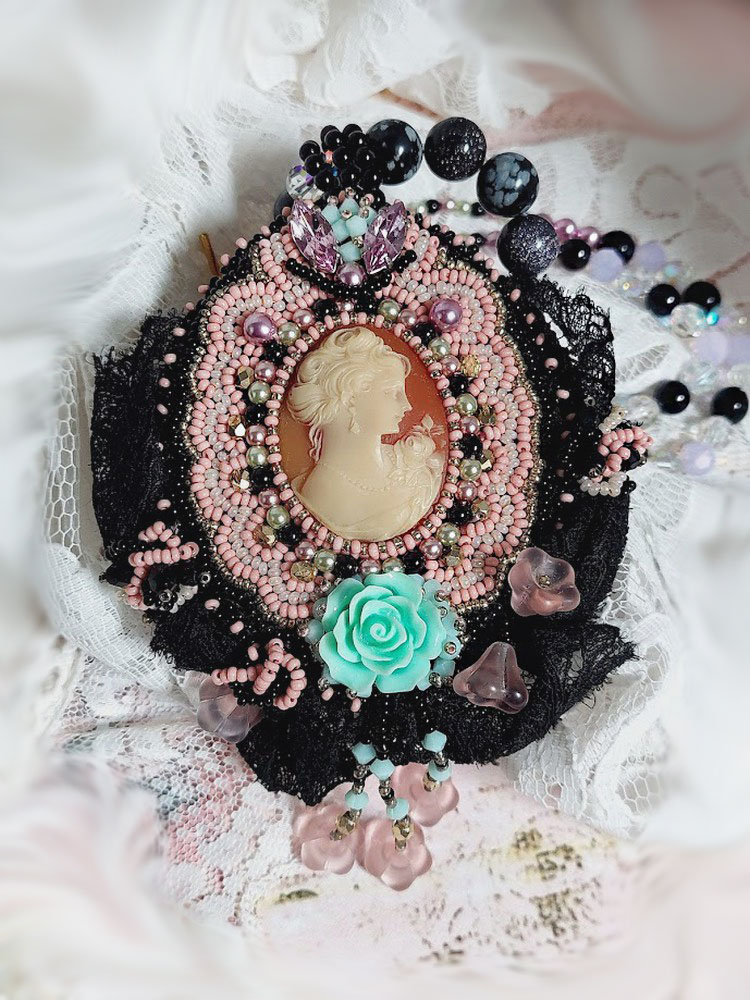 Pendant necklace Marquise embroidered with pearly pearls, a beautiful lace, a sumptuous jewel 