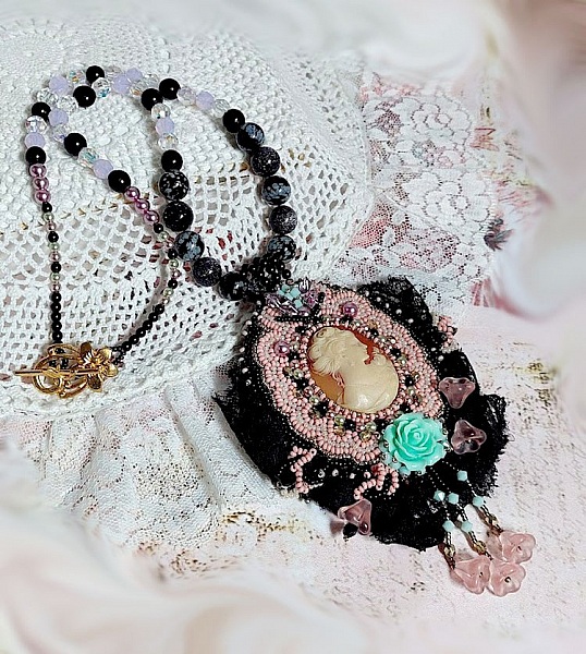 Pendant necklace Marquise embroidered with pearly pearls, a beautiful lace, a sumptuous jewel 