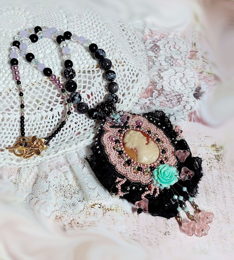 Pendant necklace Marquise embroidered with pearly pearls, a beautiful lace, a sumptuous jewel 