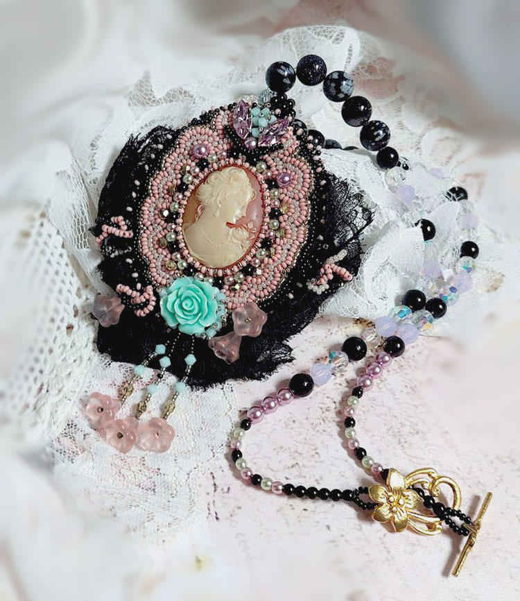 Pendant necklace Marquise embroidered with pearly pearls, a beautiful lace, a sumptuous jewel 