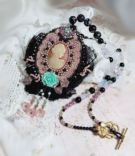 Pendant necklace Marquise embroidered with pearly pearls, a beautiful lace, a sumptuous jewel 