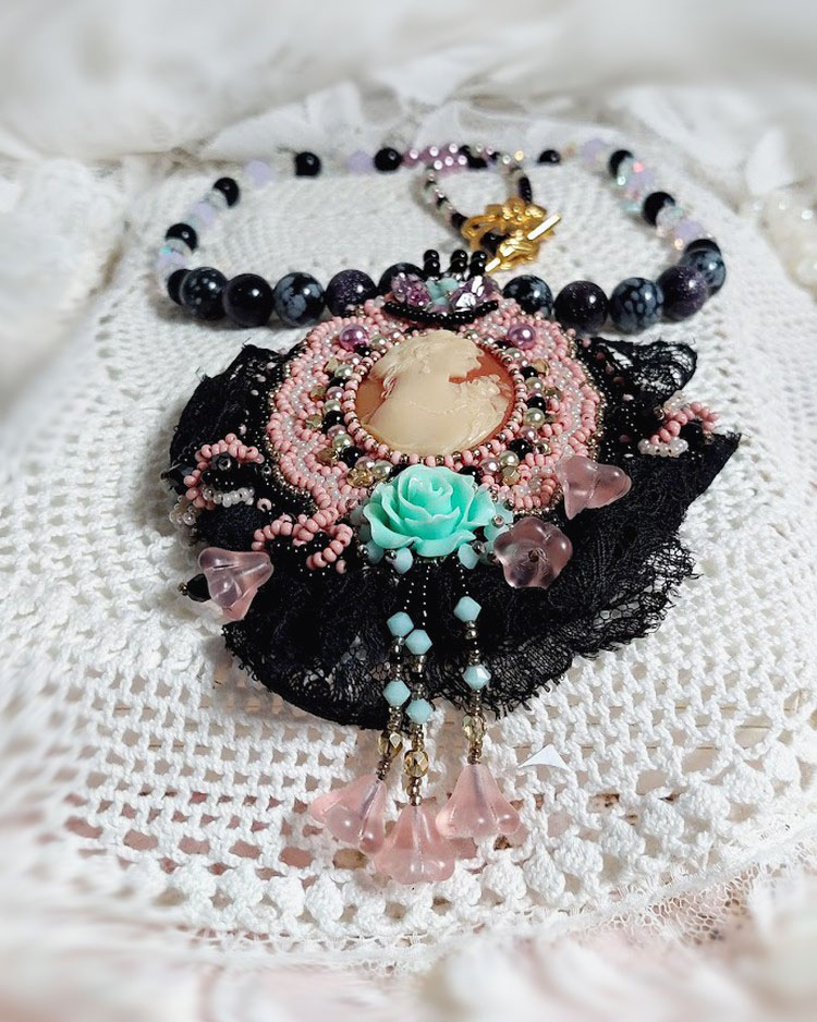 Pendant necklace Marquise embroidered with pearly pearls, a beautiful lace, a sumptuous jewel 