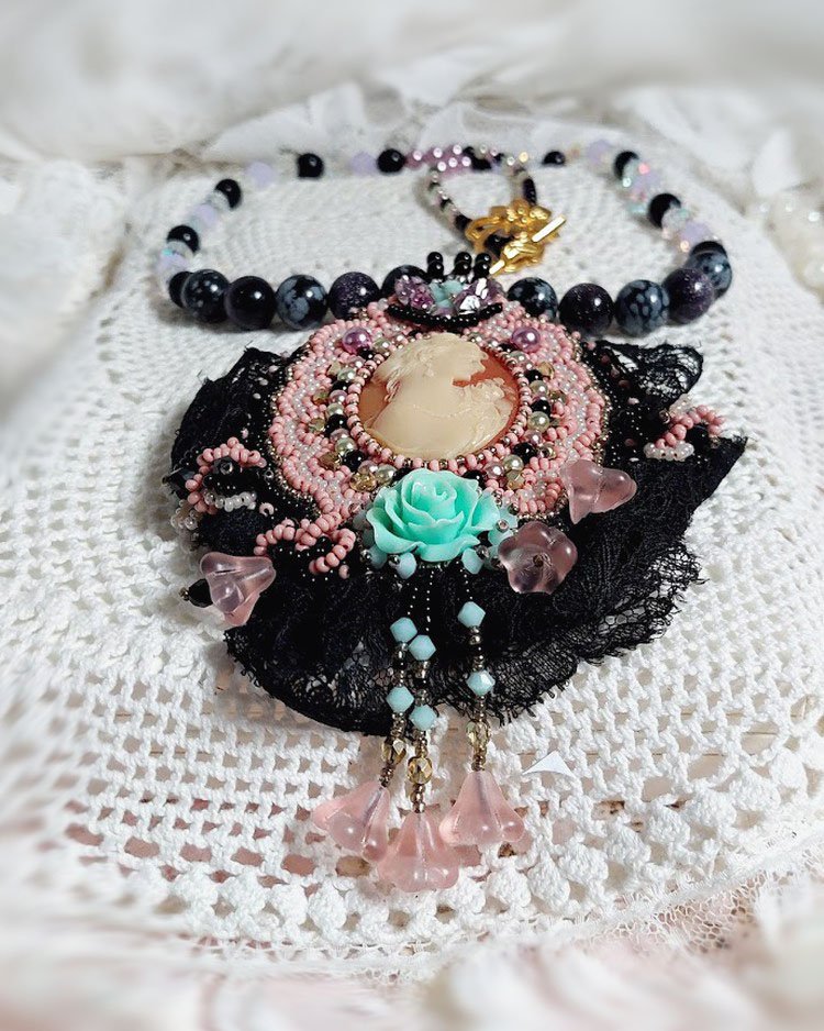 Pendant necklace Marquise embroidered with pearly pearls, a beautiful lace, a sumptuous jewel 