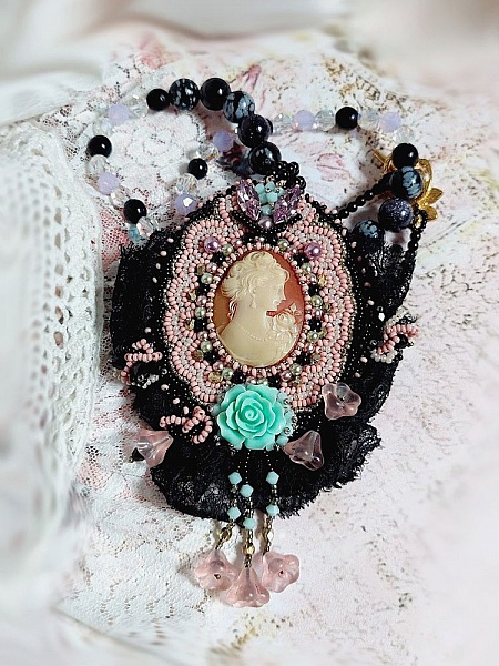 Pendant necklace Marquise embroidered with pearly pearls, a beautiful lace, a sumptuous jewel 