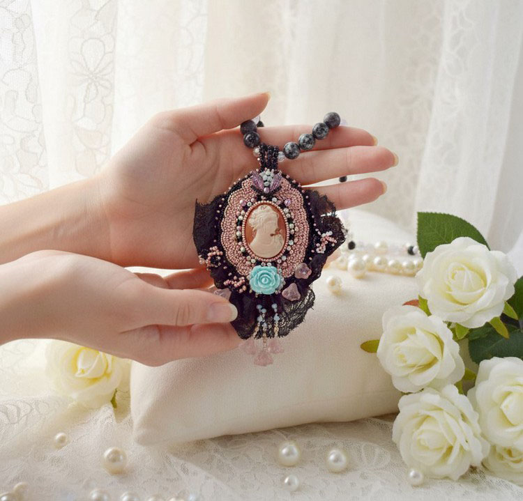 Pendant necklace Marquise embroidered with pearly pearls, a beautiful lace, a sumptuous jewel 