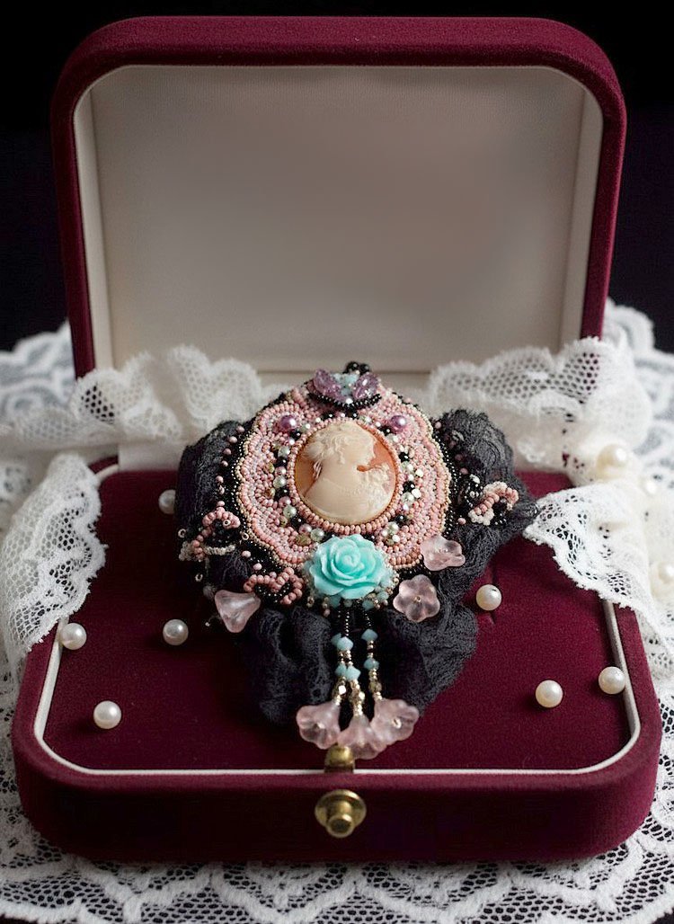 Pendant necklace Marquise embroidered with pearly pearls, a beautiful lace, a sumptuous jewel 