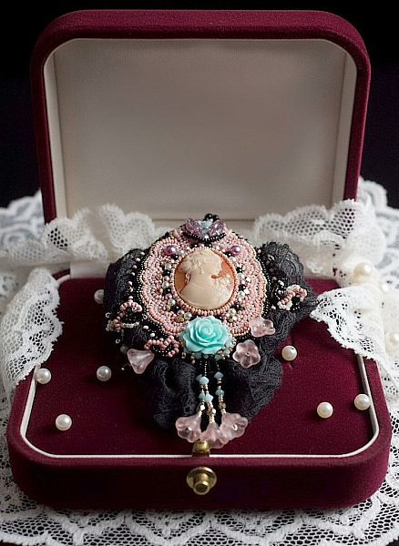 Pendant necklace Marquise embroidered with pearly pearls, a beautiful lace, a sumptuous jewel 