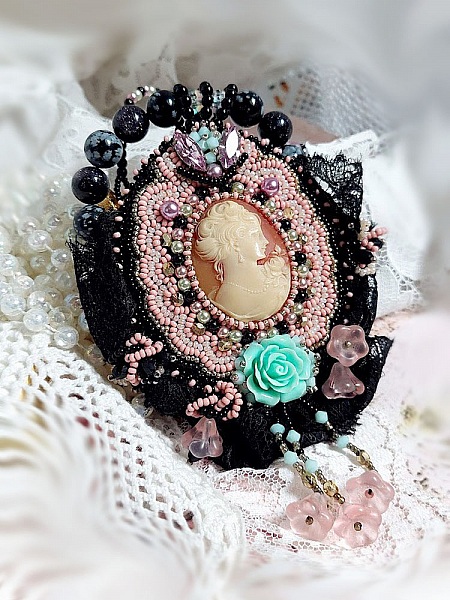 Pendant necklace Marquise embroidered with pearly pearls, a beautiful lace, a sumptuous jewel 