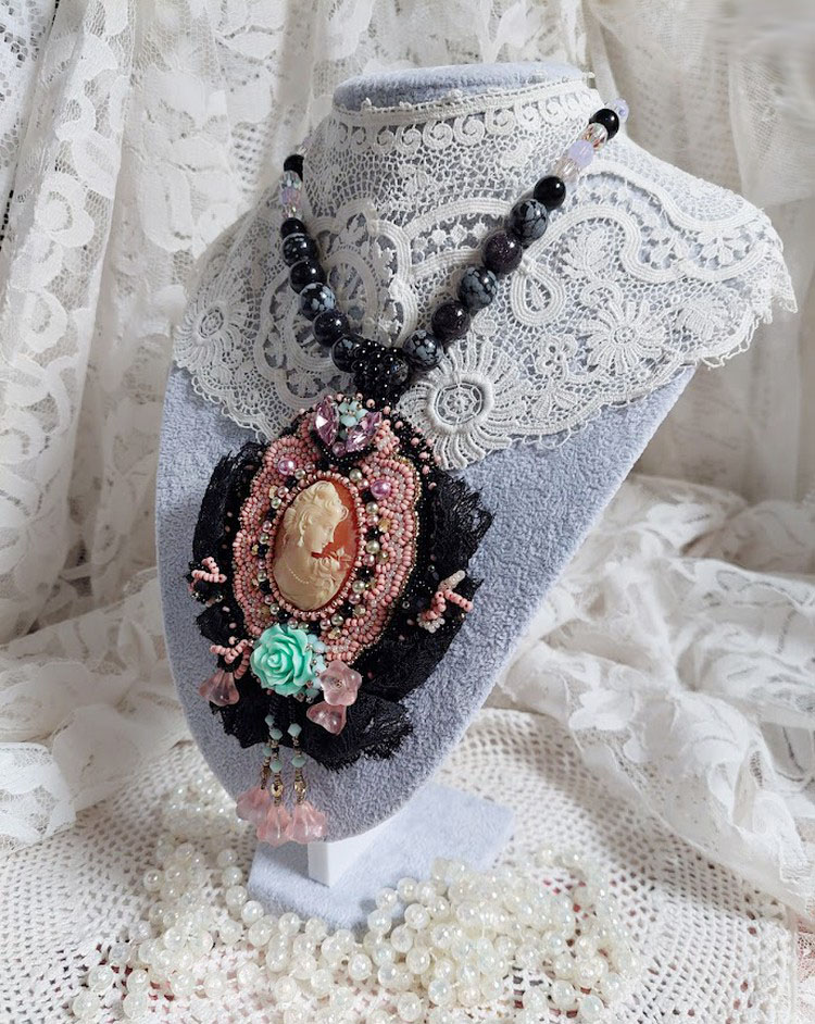 Pendant necklace Marquise embroidered with pearly pearls, a beautiful lace, a sumptuous jewel 