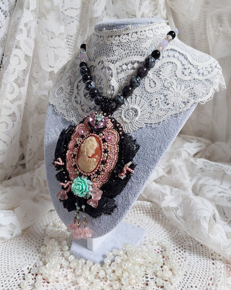 Pendant necklace Marquise embroidered with pearly pearls, a beautiful lace, a sumptuous jewel 