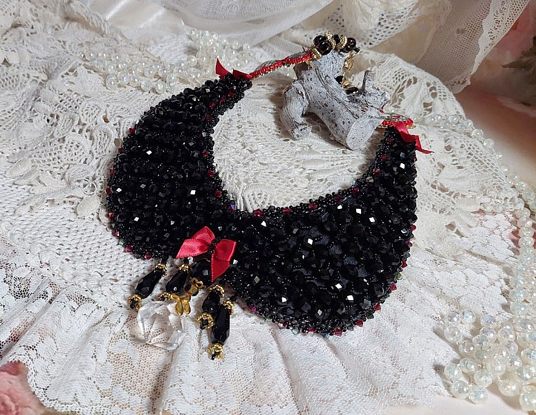 Plastron Nuit d&rsquo;Etoiles brod&eacute; avec des cristaux, perles potirons, perles aplaties et rocailles