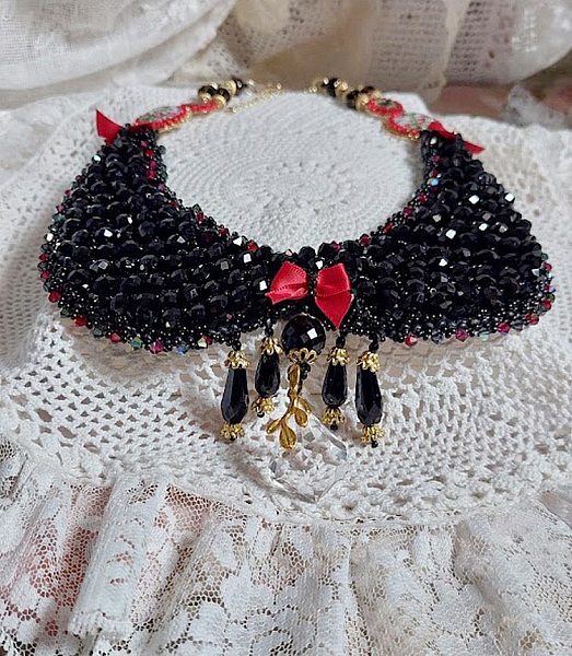 Plastron Nuit d&rsquo;Etoiles brod&eacute; avec des cristaux, perles potirons, perles aplaties et rocailles