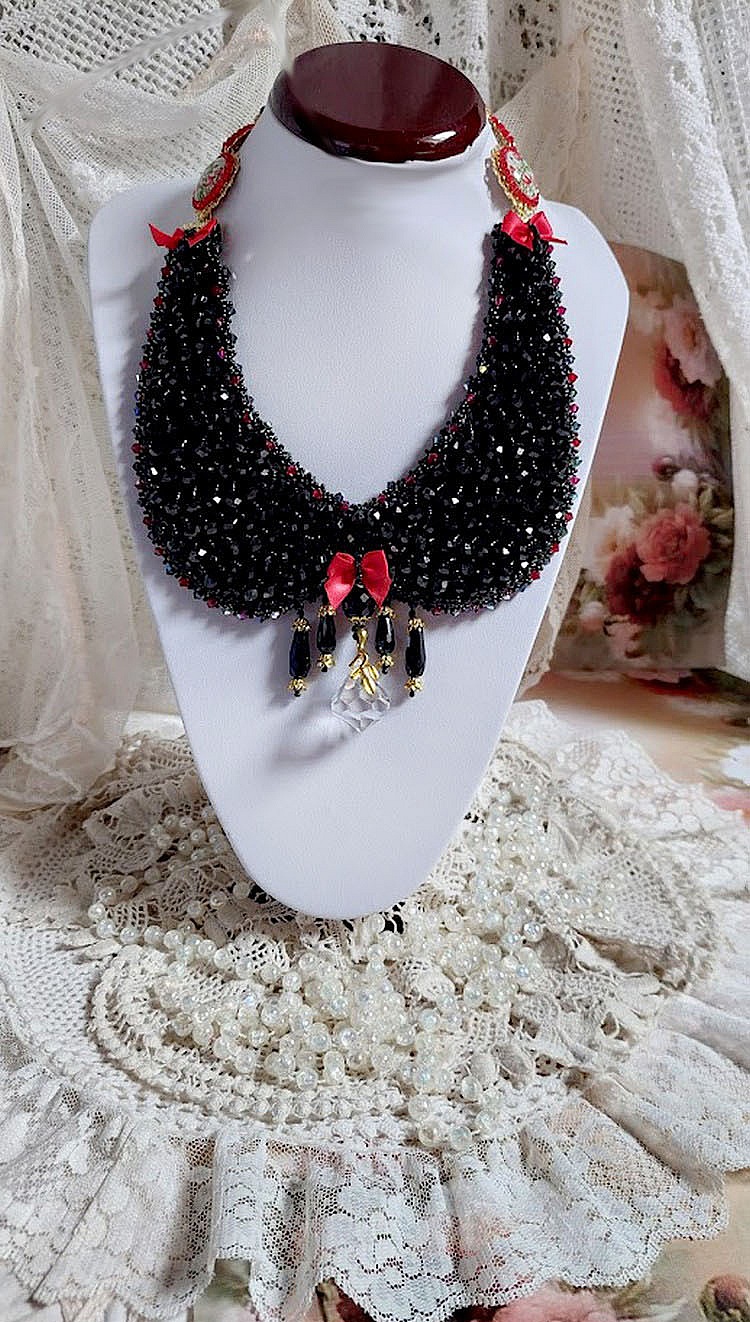 Plastron Nuit d&rsquo;Etoiles brod&eacute; avec des cristaux, perles potirons, perles aplaties et rocailles