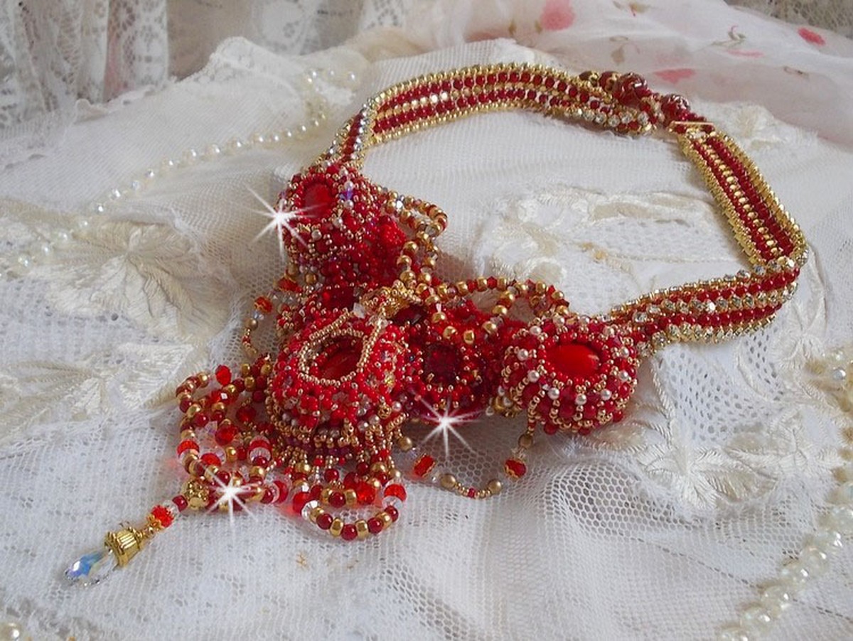 Ruby necklace embroidered with red agate and semi-precious coral beads Haute-Couture style