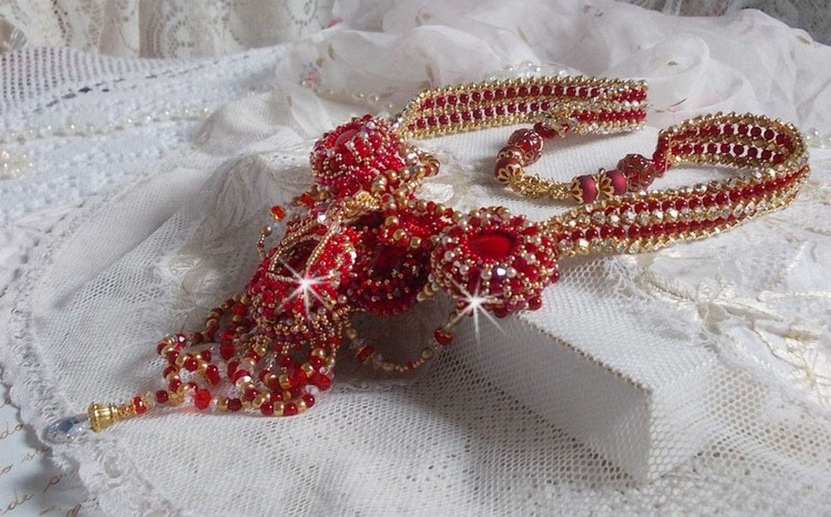 Ruby necklace embroidered with red agate and semi-precious coral beads Haute-Couture style