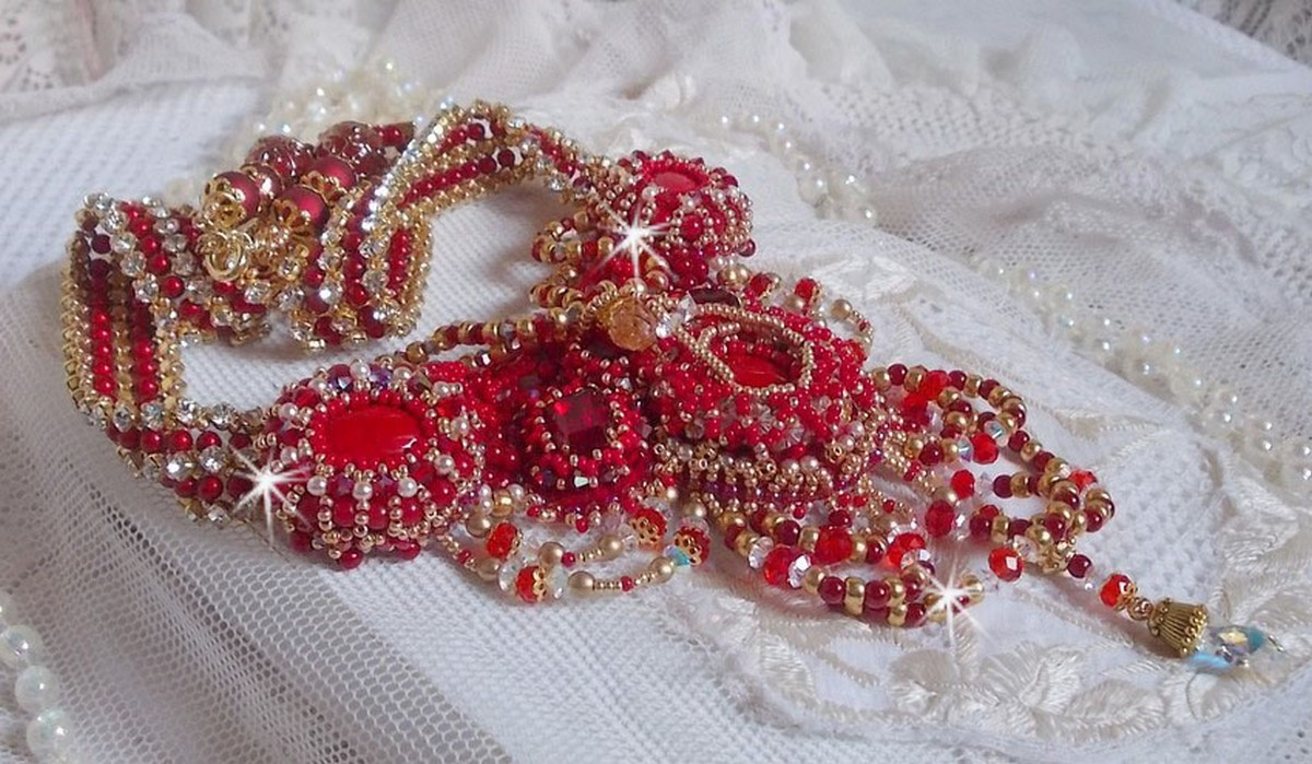 Ruby necklace embroidered with red agate and semi-precious coral beads Haute-Couture style