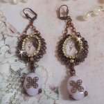 BO Blondy Roses created with PureCrystal cabochons, magnifying glass cabochons, medallions and rhinestone chain