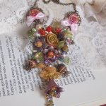 Collier Lisère de Forêt Fleurie mi-long, céramique, cristaux, fleurs, perles, breloques, accessoires Laiton et métal, une belle forêt !	