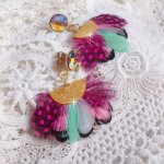 BO Plumis, Gris, Noir, Rose, Fuchsia et Menthe aux plumes de faisan et pintade avec des embouts demi-lune. Le tout est monté sur des clous d’oreilles en laiton avec des cabochons en cristal.