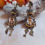 BO Chatibo Steampunk montées avec cabochons ronds en verre représentant un chat chapeauté Haute de Forme Orange. Strassées avec une couronne, breloques clés et feuilles. Montées sur clips Bronze