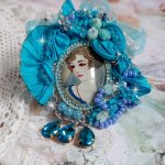 Pendentif Mademoiselle au style rétro avec cabochon d’une femme souriante, orné d’un ruban de soie Bleu, cristaux, perles verre : rocailles et roses, coupelles et chaîne Argent 925/1000