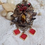 Pendentif Mélodie avec un cabochon Œil de tigre orné de perles en Jade Rouge veiné de Noir sur fleurs 5 pétales et estampes montés sur une chaîne bronze. Les pendants sont en résine époxy Rouge