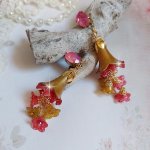 BO Tourbillons de Fleurs créées avec clochettes givrées aux couleurs Fuchsia, Rose, Violet, Vert, Jaune et pailleté d’argent, calottes plaquées or et filigranées avec cabochons en cristal