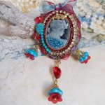 Pendentif Broche Scarlet mont&eacute; avec cabochon r&eacute;sine, rubans, breloques et perles Cristal Swarovski