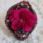 Bague  Belle Hélène brodée avec une fleur en tissu, une Calcite jaune/blanc et des rocailles.