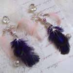 BO Tendre Purple avec des cristaux de Swarovski, des plumes et des perles en porcelaine