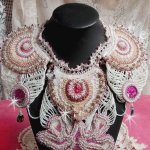 Collier plastron Madame de Pompadour, le plaisir des yeux brodé avec des perles de qualité façon Haute-Couture