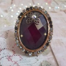 Chic Burgundy ring created with PureCrystal crystals, a flower shape stamp and a glass cabochon.