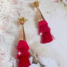 BO Stone created with triple pompons in shades of Pink, Fuchsia and Red, Strawberry Quartz, Gold plated accessories and various