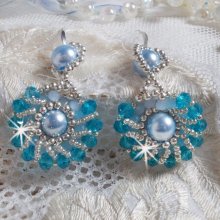 BO Ode Blue and Silver created with pearly round beads, flattened facets and silver seed beads.