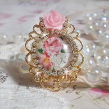 Bouquet Valentine ring with a rose cabochon, a resin rose and a Swarovski crystal rhinestone chain