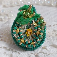 Beautiful Emerald ring with a ceramic cabochon composed of a yellow and green rose