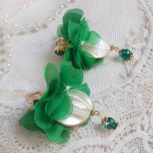 BO Belle Emeraude created with beautiful domed pearls and flowers in green fabric and sleepers