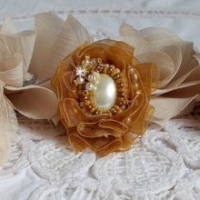 Reflets de Rosée ring embroidered with pearly pearls and a Fauve colored organza ribbon