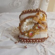 Bracelet Reflets de Rosée cuff embroidered with pearls, Swarovski crystals, seed beads and a very old lace