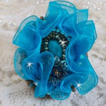 Ilycia Charming ring embroidered with a turquoise blue faceted resin cabochon and an organza ribbon