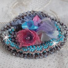 Mademoiselle Bluse Haute-Couture hair clip embroidered with pearl grey lace, round pearls, Lucite flowers and seed beads