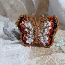 Broche Papillon Topaz brodée avec perles de gemme en Nacre, rocailles, cuir vachette et perles cristal Swarovski