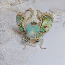 Broche Mouchon Terra Caramel brodé avec perles verres, sequins, dentelle et perles cristal Swarovski.